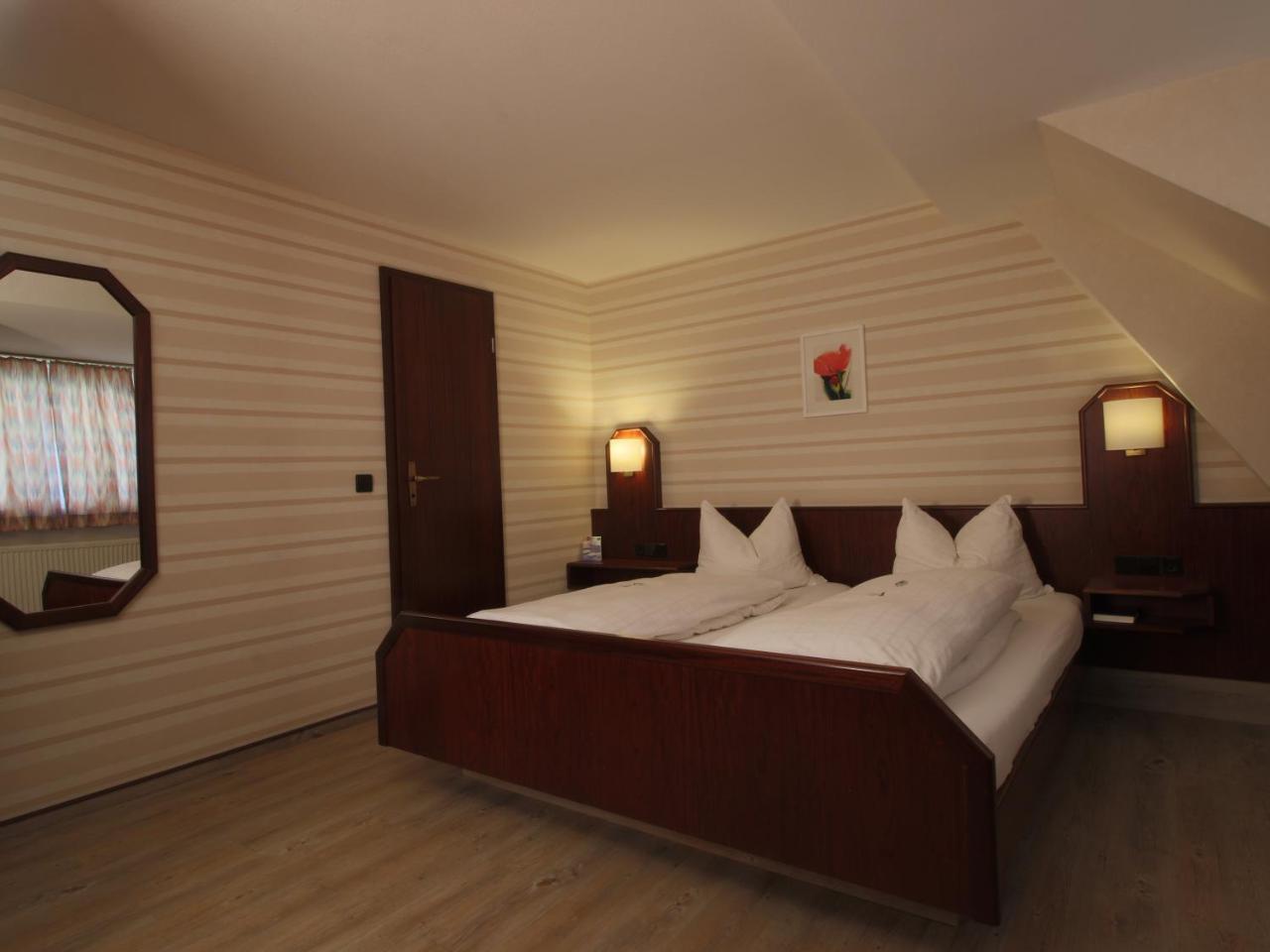 Hotel-Restaurant Und Gaestehaus Loewen Suessen Ngoại thất bức ảnh