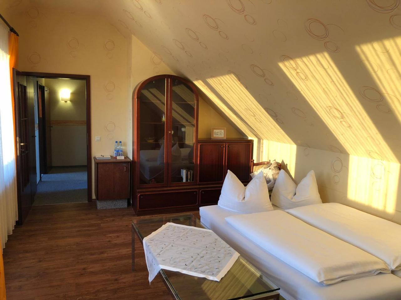 Hotel-Restaurant Und Gaestehaus Loewen Suessen Ngoại thất bức ảnh